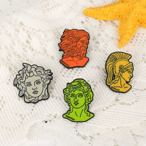 Set mit vier antiken griechischen Emaille-Pins mit Medusa und Prometheus auf Spitze