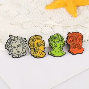 Detailset aus Emaille-Pins mit griechischen Mythen wie Medusa, Achilles und Dionysos