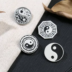 Detail von vier Retro-Emaille-Pins mit Tai Chi und Bagua-Design in Silbermetall