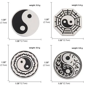 Vier chinesische Tai Chi Yin Yang Emaille-Anstecknadeln aus Vintage-Metalllegierung