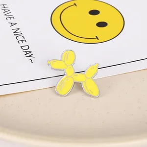 Broche esmaltado de perro salchicha amarillo en plato de cerámica con una tarjeta