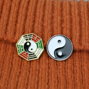 Details von Vintage-Emaille-Anstecknadeln mit Bagua-Oktogon- und Yin-Yang-Symbolen
