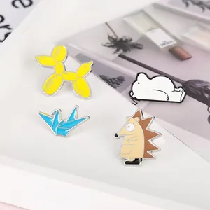 Set de broches de esmalte con perro globo amarillo y animales en bandeja blanca