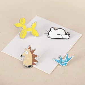 Juego de pines esmaltados con perro amarillo, oso polar, erizo y grulla azul en tarjetas