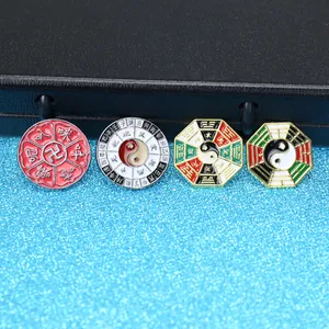 Nahaufnahme von vier China-Anstecknadeln mit Yin Yang und Bagua Emaille-Symbolen