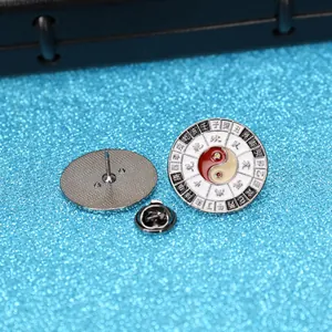 Makro-Detail der Bagua-Emaille-Brosche mit Yin-Yang-Design und Schmetterlingsverschluss