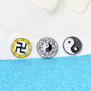 Detailansicht von drei Vintage-Emaille-Anstecknadeln mit Bagua- und Tai-Chi-Symbolen