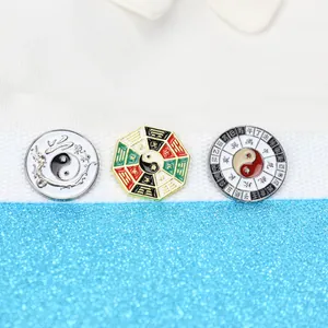Detail von Vintage-Emaille-Anstecknadeln mit chinesischen Bagua- und Drachenmotiven