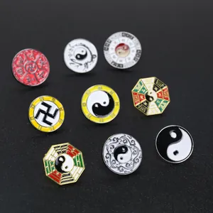 Detail von neun Emaille-Pins mit traditionellen taoistischen Yin-Yang- und Bagua-Symbolen