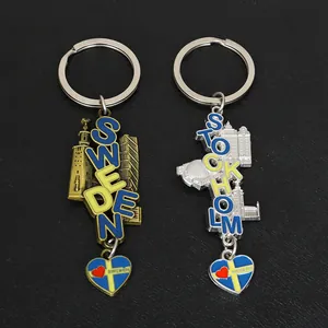 Detailaufnahme der Souvenir-Schlüsselanhänger Schweden und Stockholm mit Herzanhängern