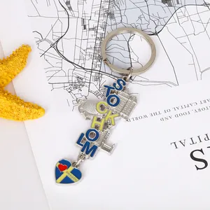 Detail eines Stockholm Souvenir-Schlüsselanhängers mit Wahrzeichen-Silhouette und Schweden-Herz
