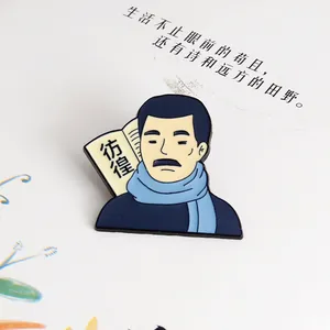 Primo piano di una spilla artistica in smalto con il ritratto del maestro Lu Xun