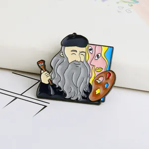 Dettaglio macro della spilla smaltata dell'artista Leonardo da Vinci con tavolozza