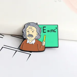 Dettaglio della spilla smaltata Albert Einstein con formula E=mc2 su sfondo verde