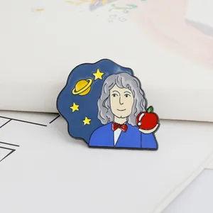 Dettaglio spilla in smalto Isaac Newton con mela e stelle in stile fumetto artistico