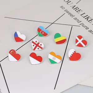 Detailansicht herzförmiger Nationalflaggen-Emaille-Pins mit polierten silbernen Kanten
