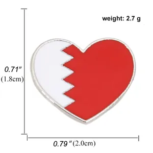 Detailansicht der herzförmigen Bahrain-Fahne Emaille-Anstecknadel mit Maßen und Gewicht