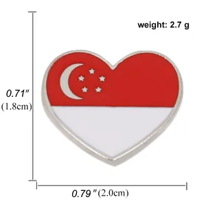 Detailansicht der herzförmigen Singapur-Flagge-Emaille-Anstecknadel mit Maßen 1,8 x 2,0 cm