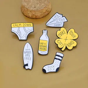 Broche Épinglette Créative en Alliage Émail pour Vêtements Sac à Dos Slogan de Lettre Drôle Avion en Papier Chaussette Sous-Vêtements Planche de Surf Badge Bijoux