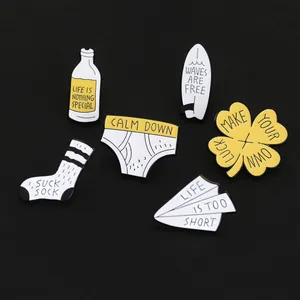Lot de 6 épingles émaillées jaunes avec avion en papier, chaussettes et citations
