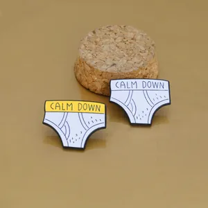 Lot de pins en émail rigolos avec slogan calm down et design créatif de sous-vêtements