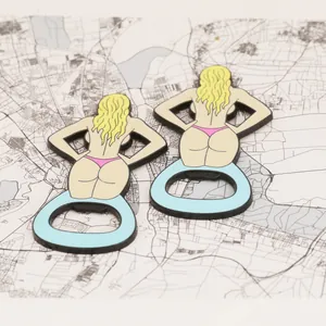 Detalle de dos abridores de botellas mujer en bikini con imán sobre fondo de mapa