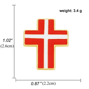 Vue détaillée de la taille d'une épingle en émail doré avec drapeau rouge et croix