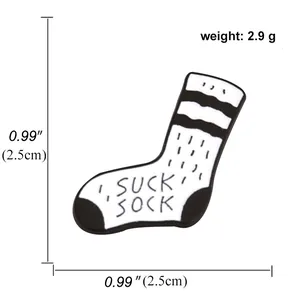 Détail du pin's émaillé SUCK SOCK noir et blanc avec mesures de taille et de poids