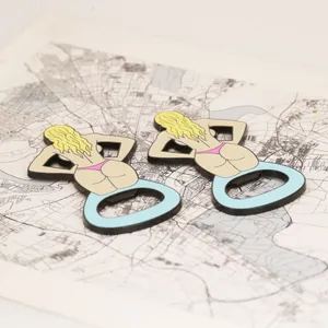 Detalle de dos abridores de cerveza creativos con forma de bikini sobre un mapa urbano