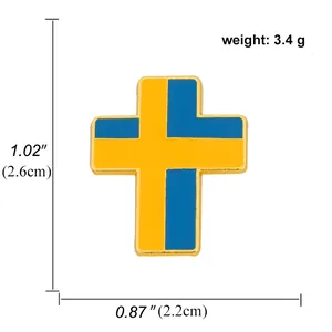 Détail de la broche croix en émail jaune et bleu avec bordure dorée et dimensions
