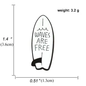 Détails d'un pin's planche de surf en émail avec gravure Waves Are Free et tailles