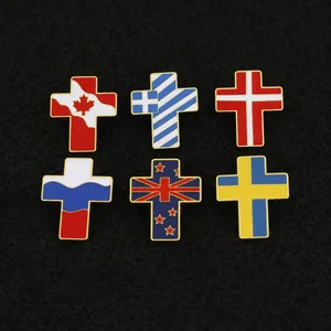 Lot de six épinglettes émaillées en forme de croix avec drapeaux nationaux dorés