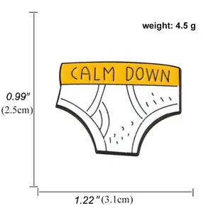 Vue détaillée du pin's en émail en forme de slip avec texte Calm Down et dimensions