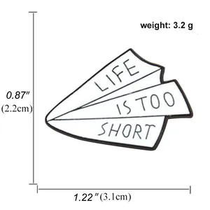 Broche en émail avion en papier avec slogan Life Is Too Short et dimensions