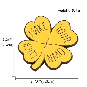 Détail du pin's trèfle jaune émaillé avec texte 'MAKE YOUR OWN LUCK', taille de 3,3 cm