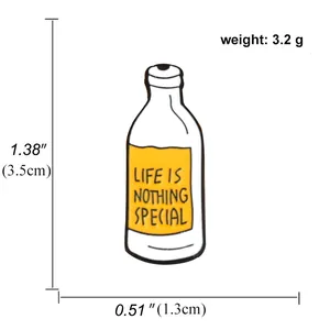 Détails de la broche bouteille en émail indiquant 3,5cm de haut et 3,2g de poids