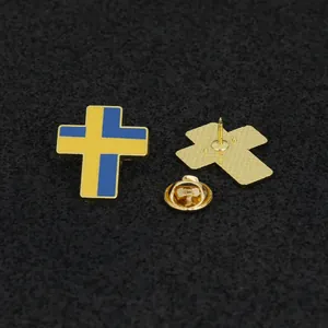 Badge broche croix drapeau suédois doré avec fermoir papillon et dos texturé