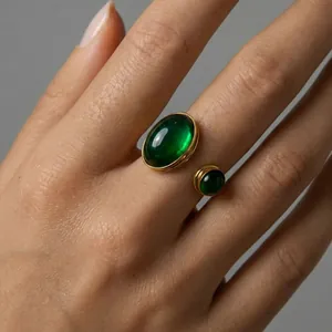 Anillo ajustable de acero dorado con dos piedras cabuchón ovales verde oscuro