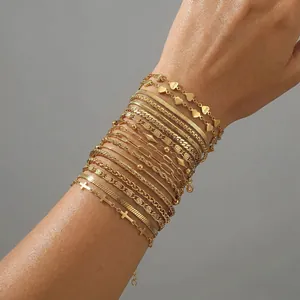 Set di 17 bracciali a strati in acciaio al titanio placcato oro con ciondoli a cuore e croce