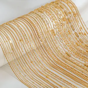 Dettaglio di varie catene in acciaio inossidabile placcate oro 18k, modelli a serpente