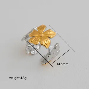 Détail macro d'une bague fleur bicolore montrant la fleur dorée et le poids de 4,3g