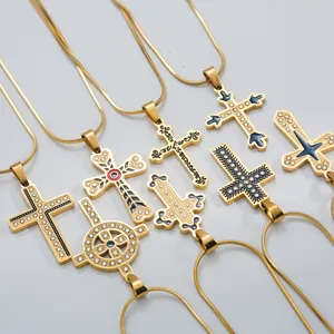 Collection de colliers pendentifs croix en acier inoxydable doré avec strass et émail