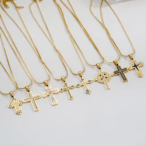 Huit colliers en acier inoxydable doré avec pendentifs croix et perles de luxe