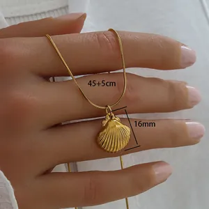 Gold shell pendant necklace in stainless steel with a 45+5cm adjustable chain for women