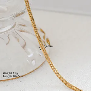 Dettaglio catena a spiga in acciaio al titanio dorato 4 mm con lunghezza 40+5 cm e peso 11 g