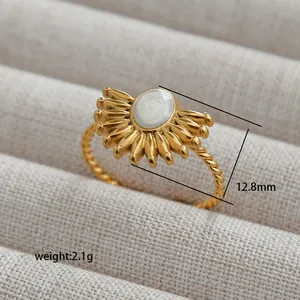 Macro shot of 12.8mm gold vintage fan-shaped ring with twisted band and shell inlay