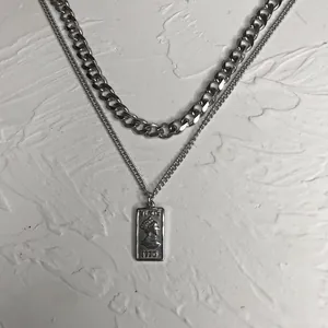 Double-layered titanium steel necklace with Venus coin pendant and cuban chain link