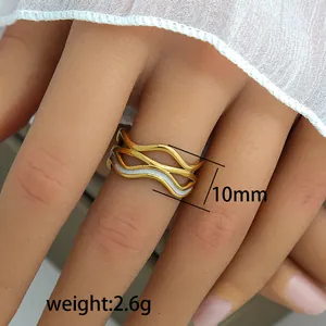 Details des zweifarbigen Wellenrings mit Angabe der 10 mm Breite und 2,6 g Gewicht