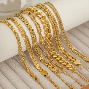 Vari bracciali a catena in acciaio al titanio placcato oro in stile cubano e figaro