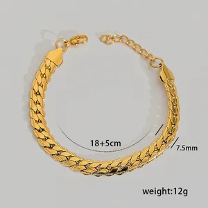 Bracciale a catena piatta dorata con chiusura a moschettone e maglia di estensione regolabile